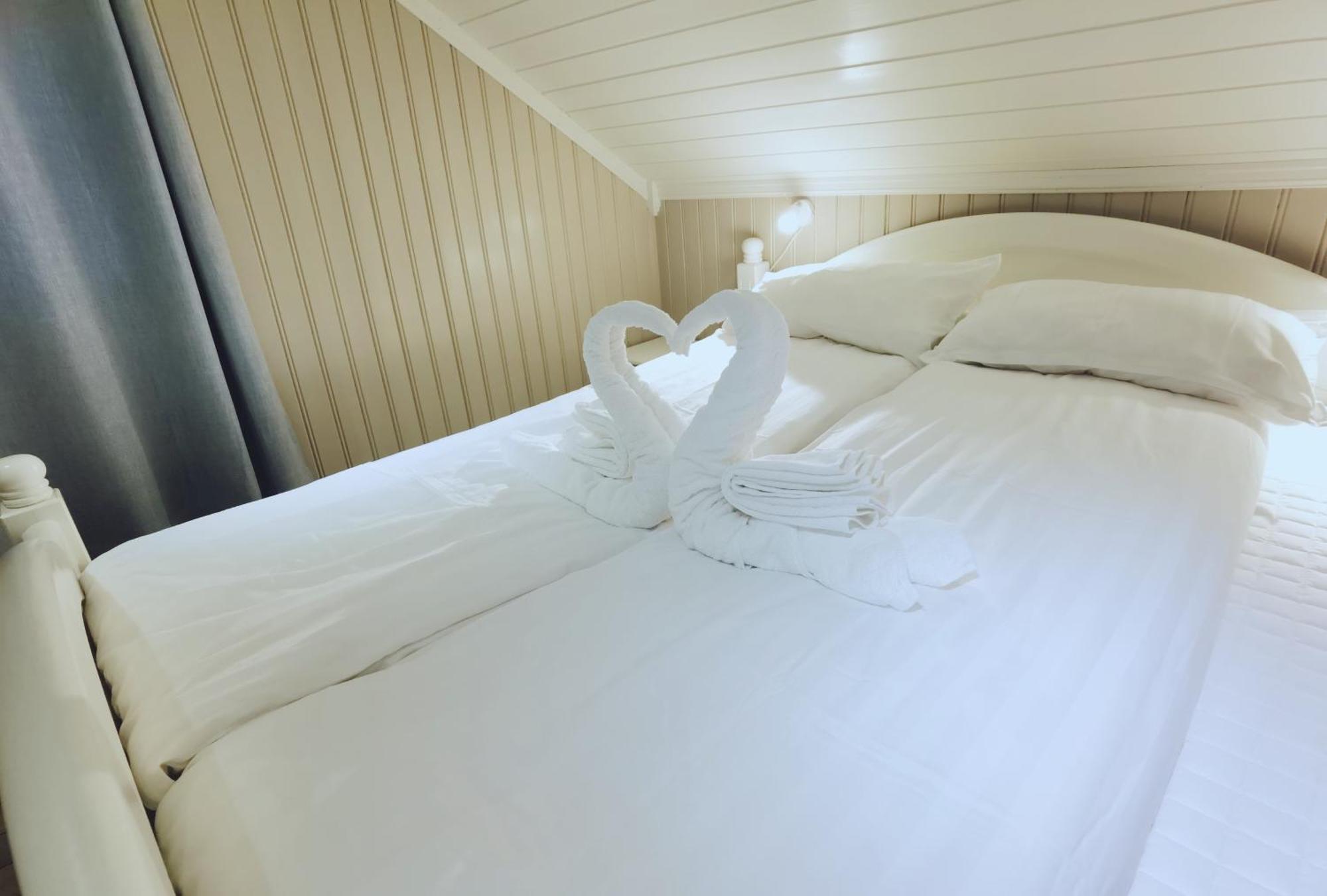 Banpim Beachside Lofoten Lodge